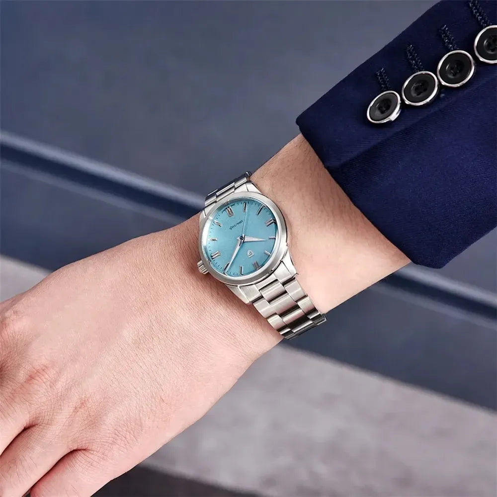 reloj-pagani-design-minimal-en-muñeca-hombre-traje-azul-ejecutivo
