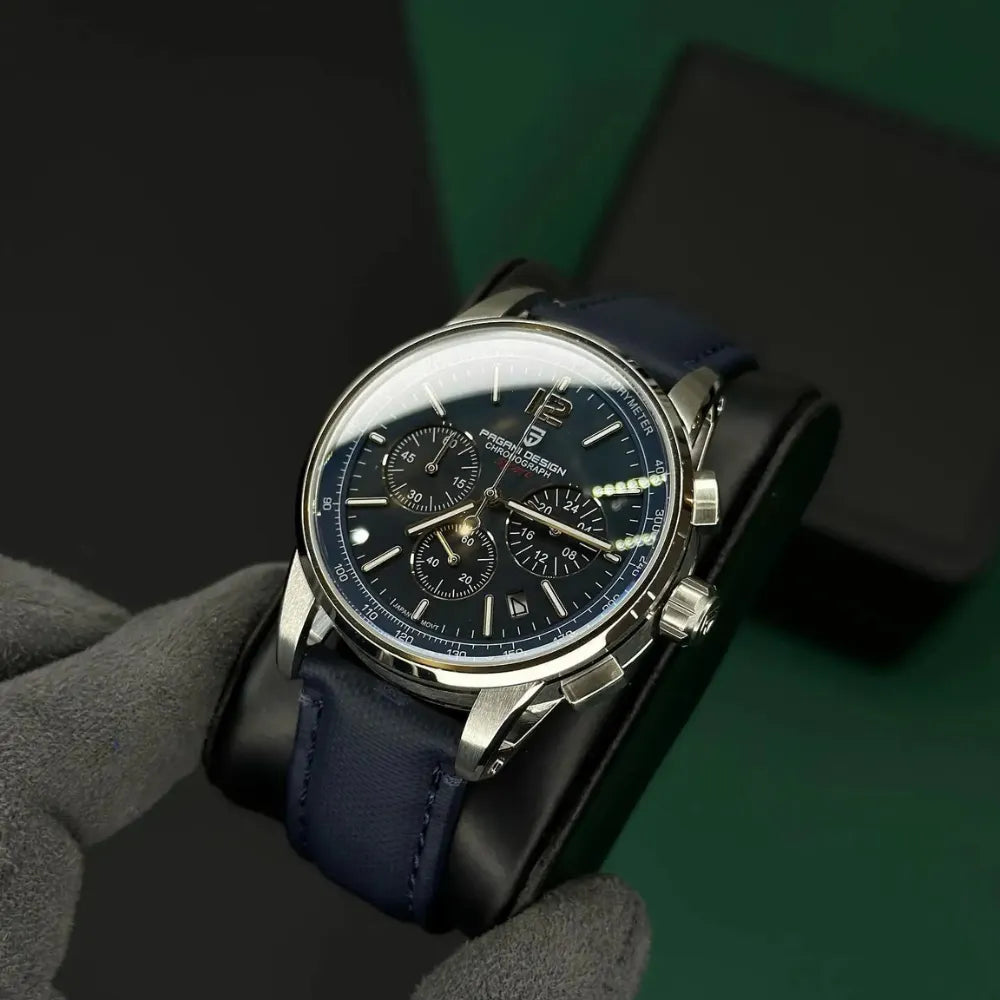 reloj-pagani-design-pilot-foto-producto-azul-iluminacion-estudio