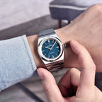 reloj-pagani-design-powermatic-en-muñeca-hombre-camisa-vestir-casual