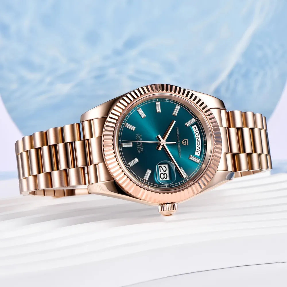 reloj-pagani-design-president-2-bodegon-producto-oro-rosa-verde-fondo-claro