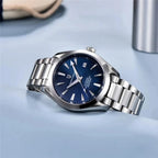 reloj-pagani-design-seamaster-aqua-terra-azul-angulo-lateral-brillo