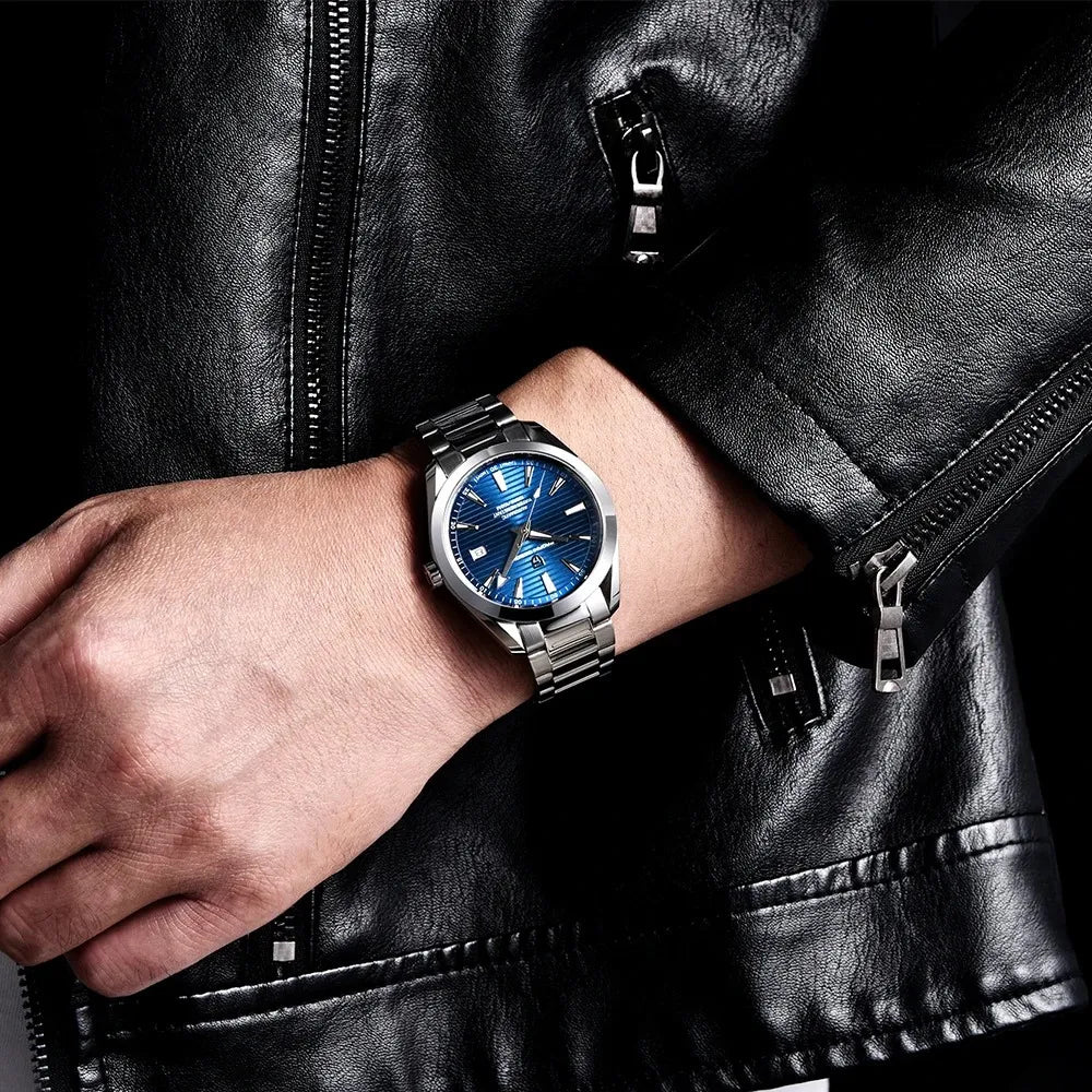reloj-pagani-design-seamaster-aqua-terra-en-muñeca-hombre-chaqueta-cuero