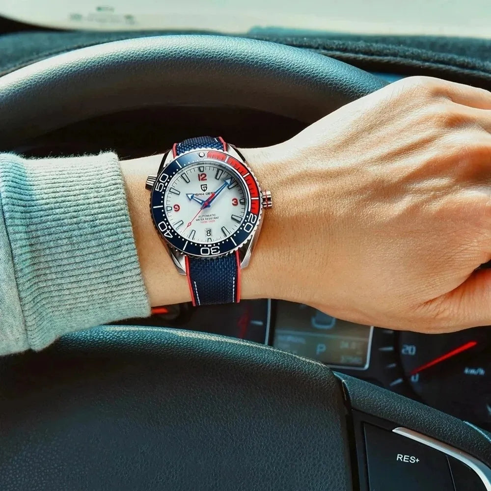 reloj-pagani-design-seamaster-en-muñeca-hombre-conduciendo-auto-estilo