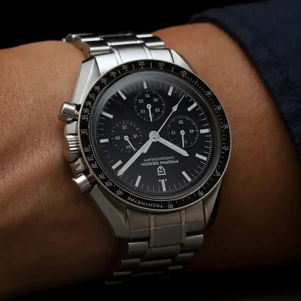 reloj-pagani-design-speedmaster-moonwatch-professional-en-muñeca-hombre-traje