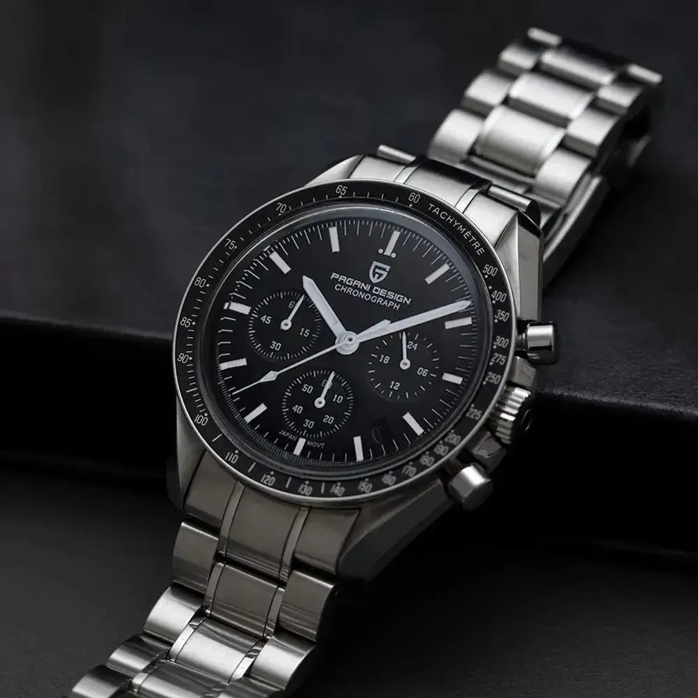 reloj-pagani-design-speedmaster-moonwatch-professional-bodegon-fondo-negro-lujo