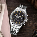 reloj-pagani-design-speedmaster-bodegon-mesa-madera-estilo-vida