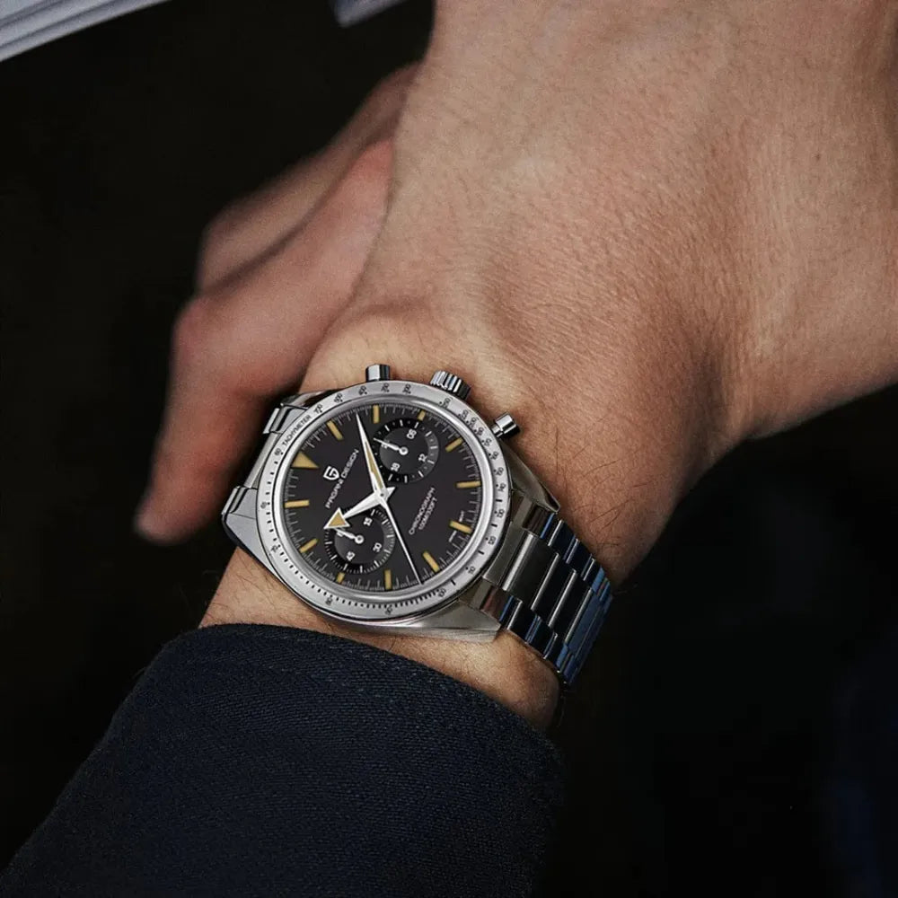 reloj-pagani-design-speedmaster-en-muñeca-hombre-traje-negocios