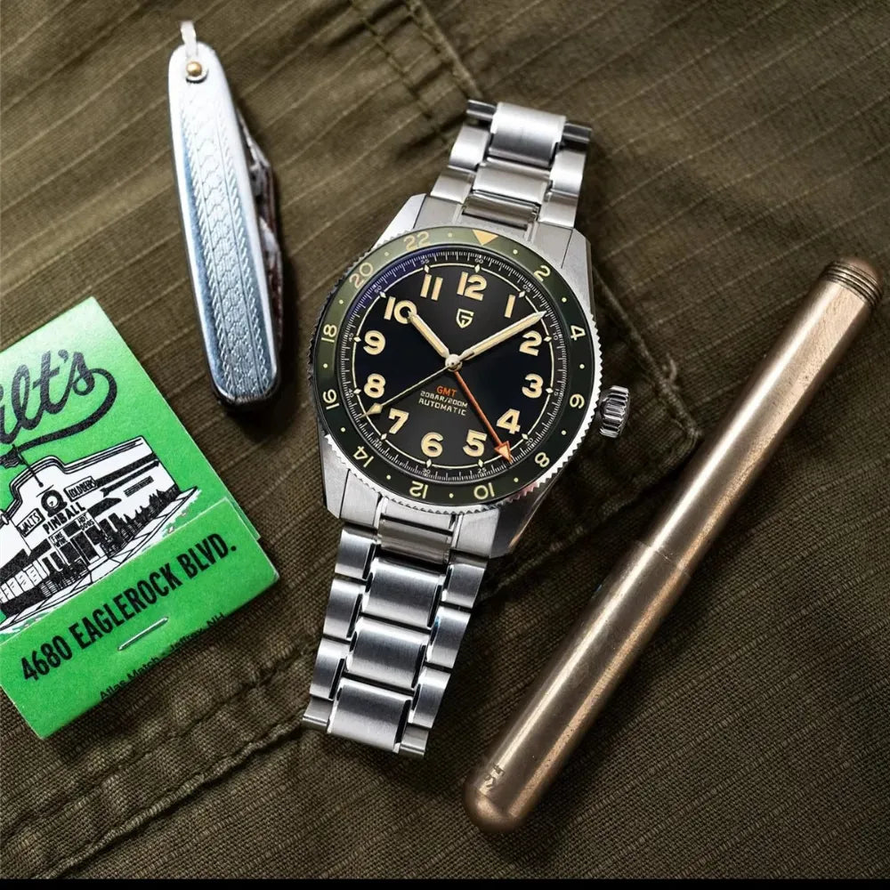 reloj-pagani-design-spirit-gmt-bodegon-lifestyle-edc-aventura-verde