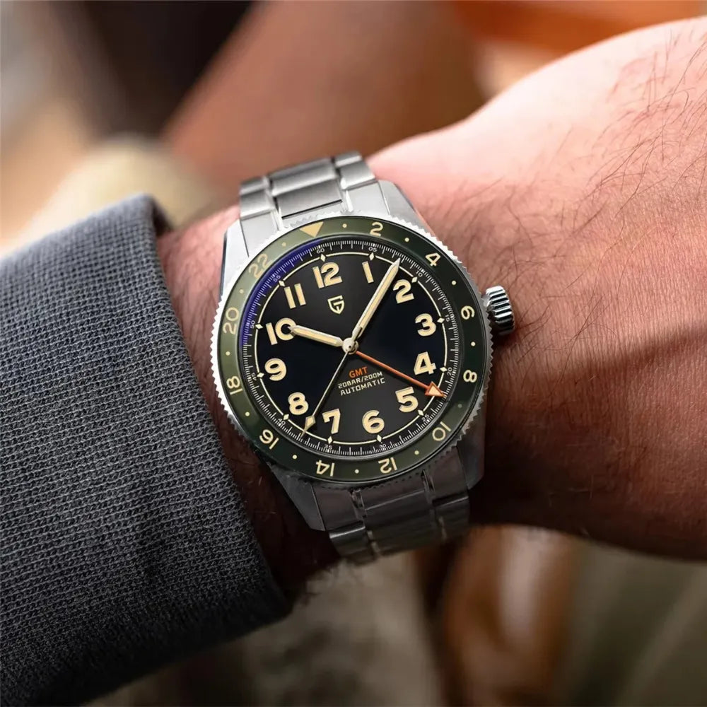 reloj-pagani-design-spirit-gmt-en-muñeca-hombre-estilo-aviador-casual